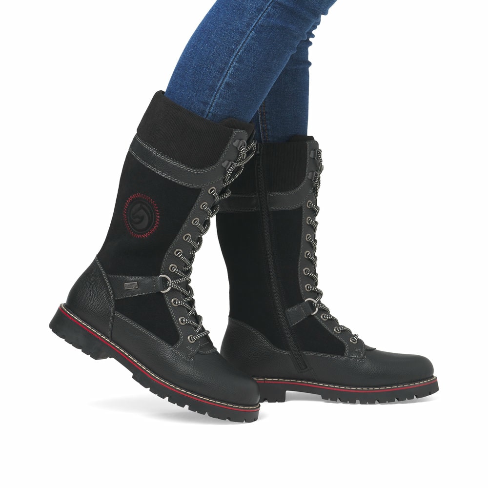 Tiefschwarze remonte Damen Schnürstiefel D9380-02 mit Flip-Grip Sohle. Schuh am Fuß.