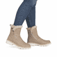 Dunkelbeige remonte Damen Kurzstiefel D0B83-20 mit griffiger Glass-Fibre Sohle. Schuh am Fuß.