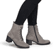 Graue remonte Damen Schnürstiefel D2A80-42 mit einem Reißverschluss. Schuh am Fuß.