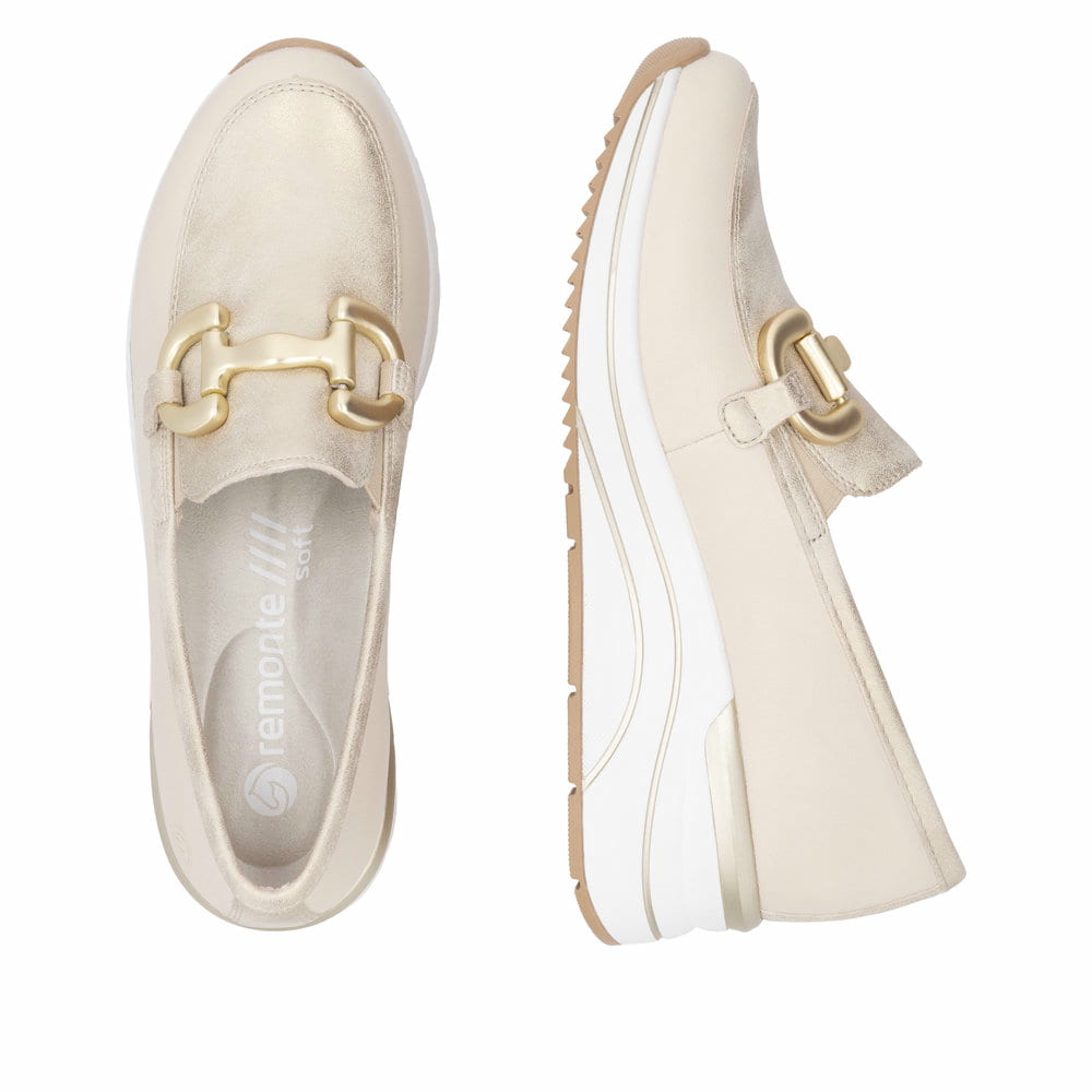 Mocassins remonte beiges pour femme D0T12-60 avec éléments décoratifs. Chaussure vue de dessus, couchée.