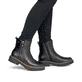 Schwarze remonte Damen Kurzstiefel D4B72-00 mit wasserabweisender TEX-Membran. Schuh am Fuß.