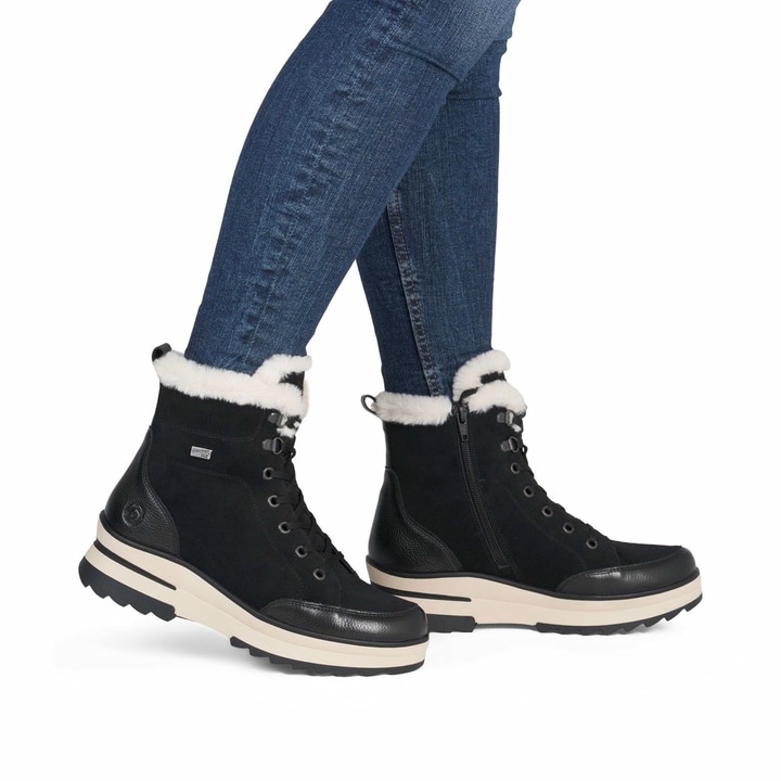 Schwarze remonte Damen Schnürstiefel D2B76-03 mit griffiger Glass-Fibre Sohle. Schuh am Fuß.