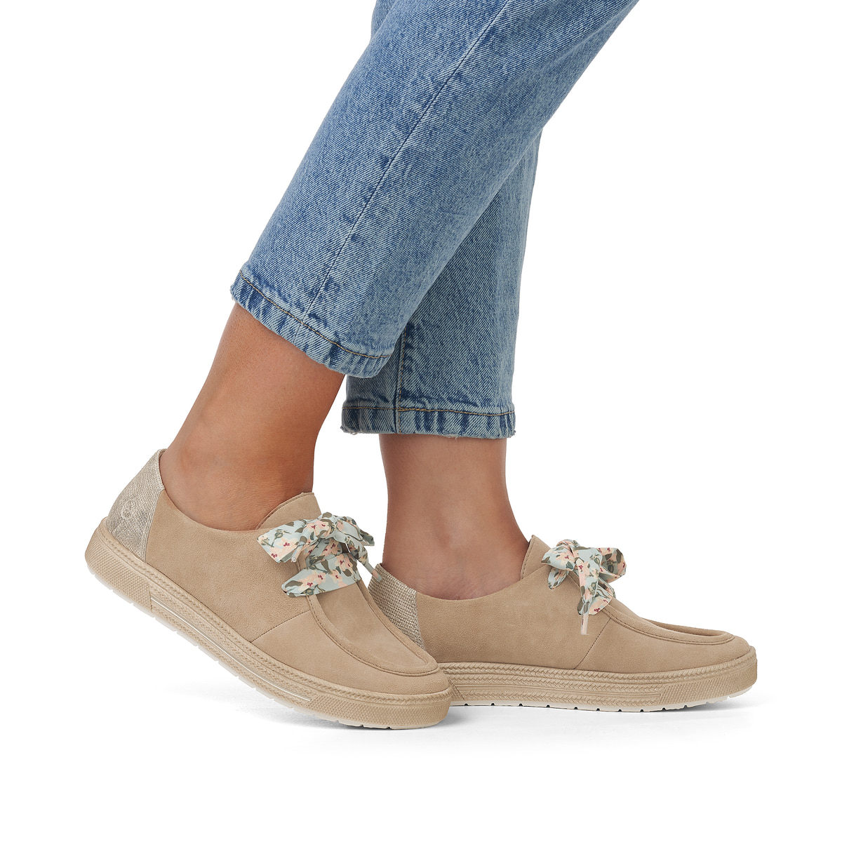 Beige remonte Damen Slipper D1F01-60 mit einer Schnürung. Schuh am Fuß.