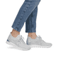 Graue remonte Damen Slipper R6712-40 mit einem Gummizug sowie der Komfortweite G. Schuh am Fuß.