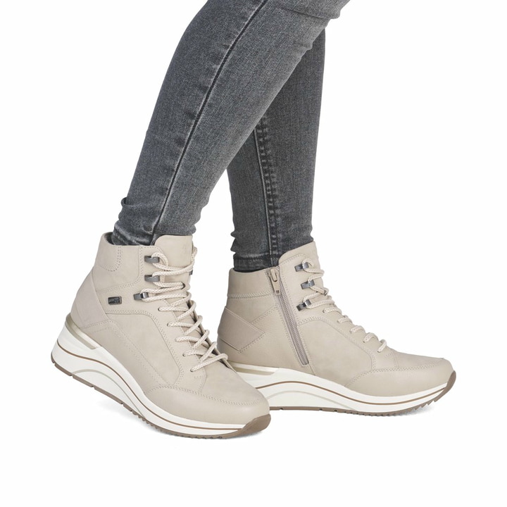 Beige remonte Damen Schnürstiefel D0T79-62 mit wasserabweisender TEX-Membran. Schuh am Fuß.