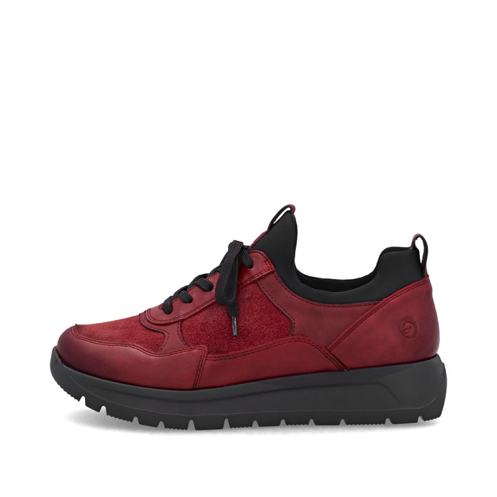 Rotschwarze remonte Damen Slipper D2V00-35 mit einem Gummizug sowie Extraweite H. Schuh Außenseite.