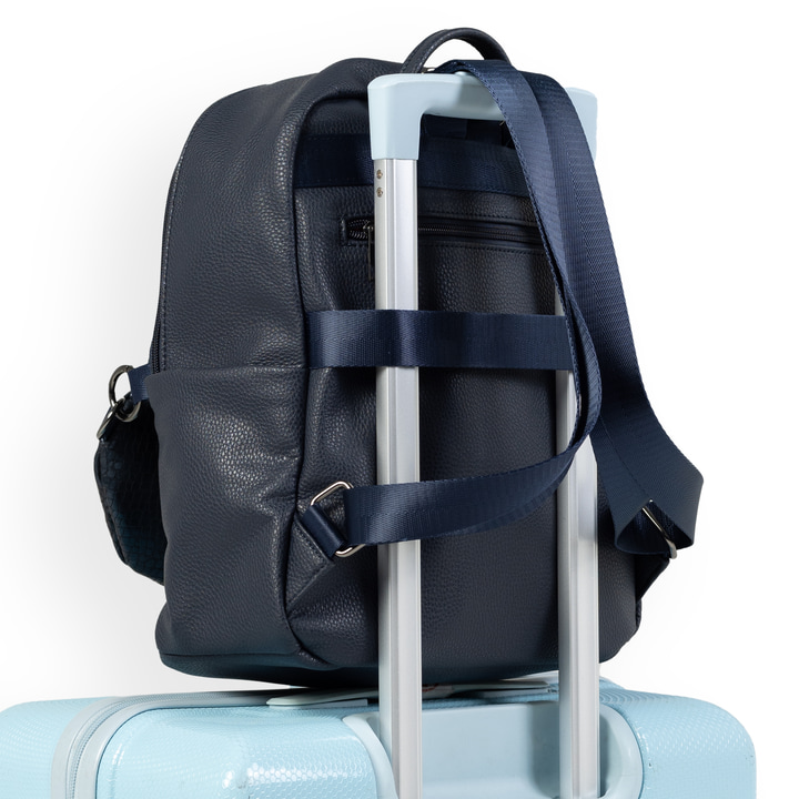 Sac à dos remonte Q0533-14 en bleu avec une poignée pour l'attacher à la poignée de valise et un sac banane amovible. Porté.