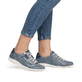Blaue remonte Damen Schnürschuhe R3412-14 mit einem Reißverschluss. Schuh am Fuß.