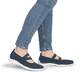 Blaue remonte Ballerinas R3519-14 mit einem Klettverschluss sowie Komfortweite G. Schuh am Fuß.