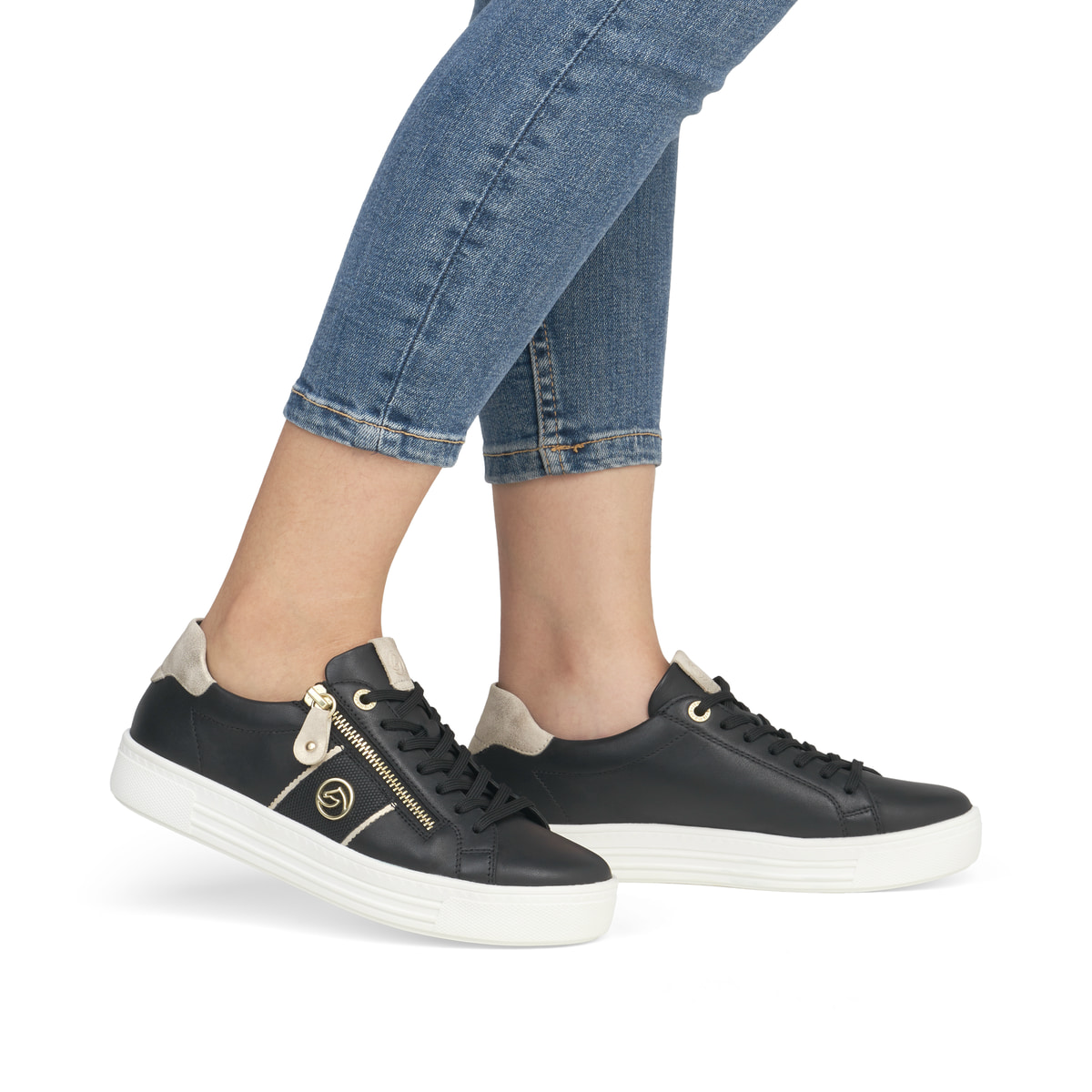 Schwarze remonte Damen Sneaker Low D0919-03 mit einem Reißverschluss. Schuh am Fuß.