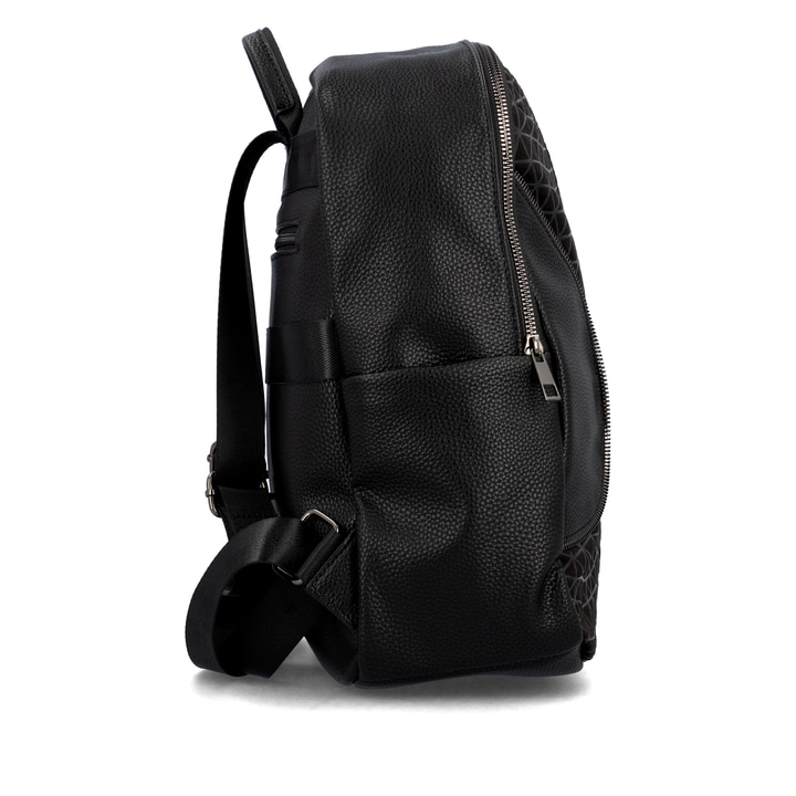 Sac à dos remonte Q0535-02 en noir avec un compartiment principal spacieux, une poche arrière anti-vol et une fermeture éclair. Côté droit.