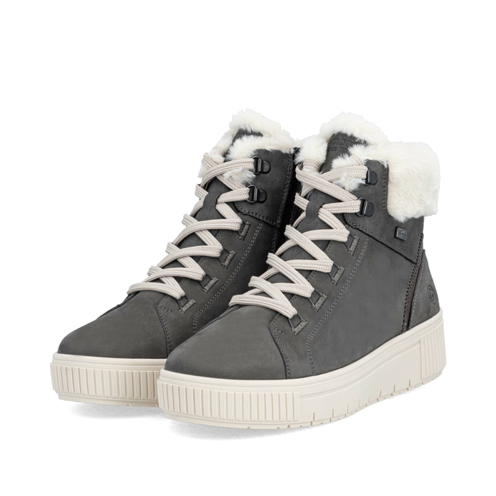 Graue remonte Damen Kurzstiefel D3B72-45 mit wasserabweisender TEX-Membran. Schuhpaar seitlich schräg.