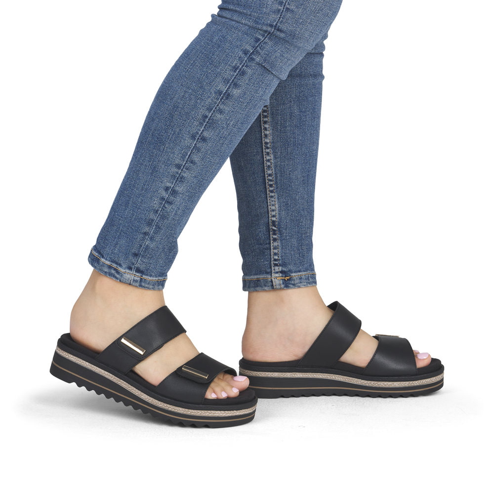 Mules remonte noires pour femme D0Q64-00 avec fermeture velcro. Chaussure au pied.