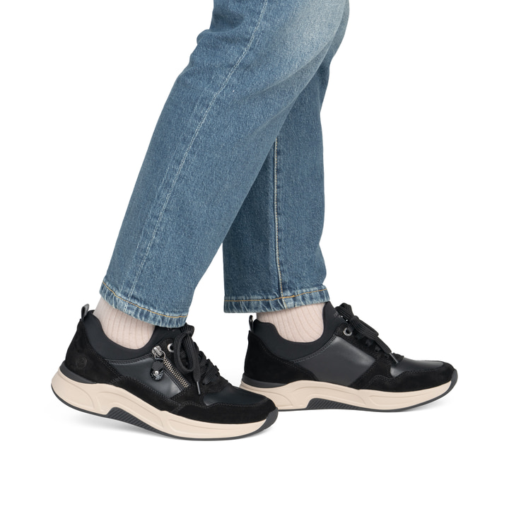 Mocassins remonte noirs femmes D3V01-02 avec fermeture éclair décorative. Chaussure au pied.