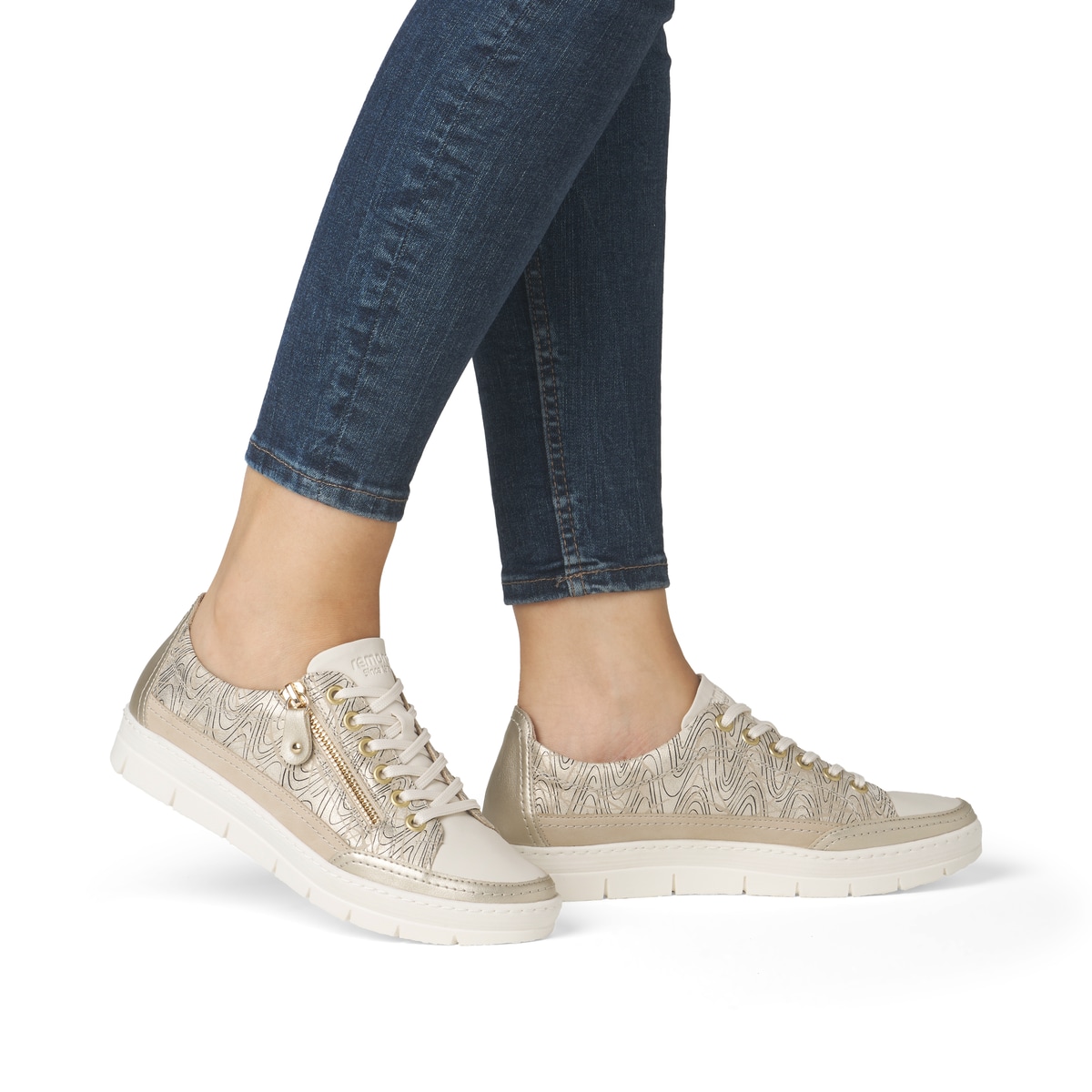 Goldene remonte Damen Sneaker Low D5826-91 mit einem Reißverschluss. Schuh am Fuß.