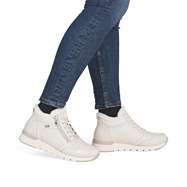 Weiße remonte Damen Schnürstiefel R6773-80 mit wasserabweisender TEX-Membran. Schuh am Fuß.