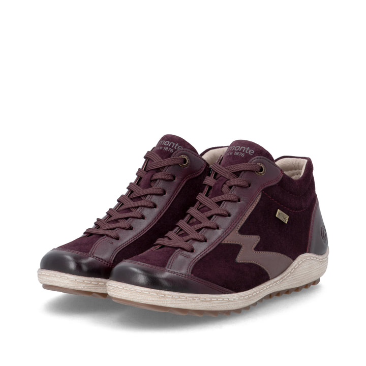 Weinrote remonte Damen Schnürstiefel R1454-35 mit wasserabweisender TEX-Membran. Schuhpaar seitlich schräg.