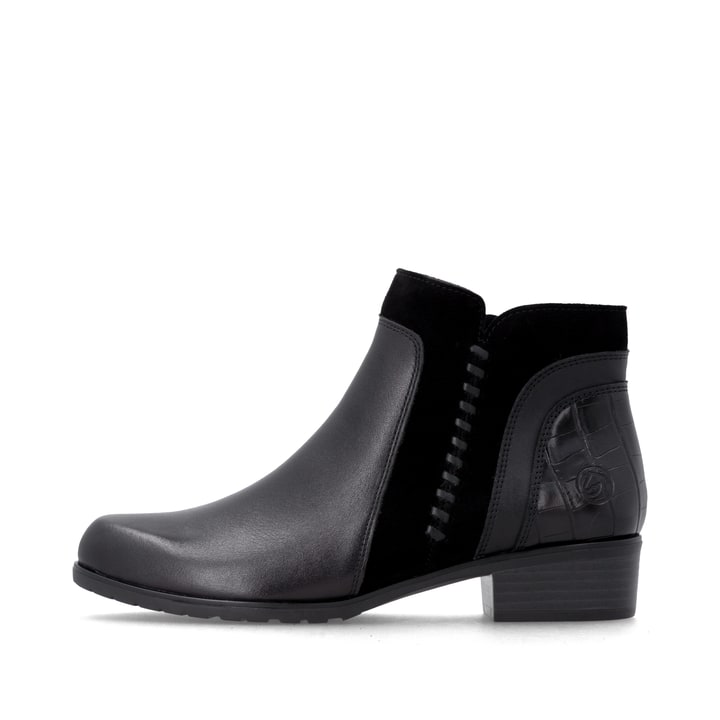 Stahlschwarze remonte Damen Stiefeletten D6893-02 mit stylischer Dekonaht. Schuh Außenseite.