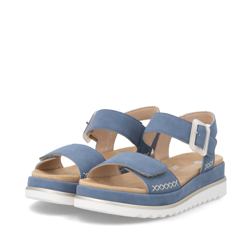 Blaue remonte Riemchensandalen D3P53-14 mit trendiger Schnalle. Schuhpaar seitlich schräg.