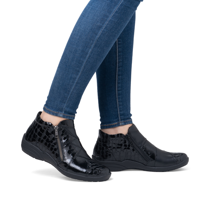 Schwarze remonte Damen Kurzstiefel R7674-04 mit einem Reißverschluss. Schuh am Fuß.