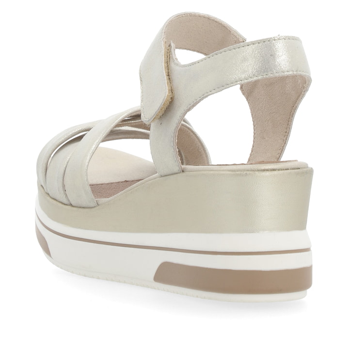 Goldene remonte Keilsandaletten D1P51-90 mit einem Klettverschluss. Schuh von hinten.