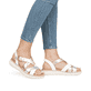 Metallische remonte Riemchensandalen D2K53-91 mit einem Klettverschluss. Schuh am Fuß.