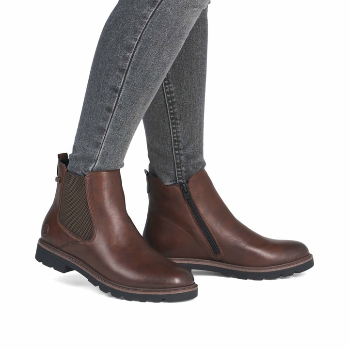 Braune remonte Chelsea Boots D2Q70-22 mit wasserabweisender TEX-Membran. Schuh am Fuß.