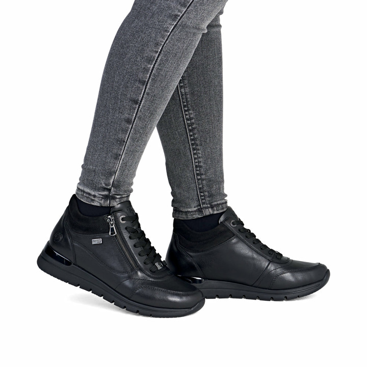 Schwarze remonte Damen Kurzstiefel R6775-00 mit wasserabweisender TEX-Membran. Schuh am Fuß.