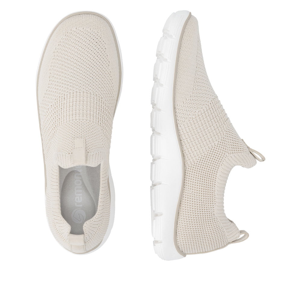 Beige remonte Damen Slipper D3G01-60 mit einem Gummizug sowie der Komfortweite G. Schuh von oben, liegend.