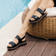 Schwarze remonte Keilsandaletten D0Q59-00 mit einem Klettverschluss. Schuh am Model.