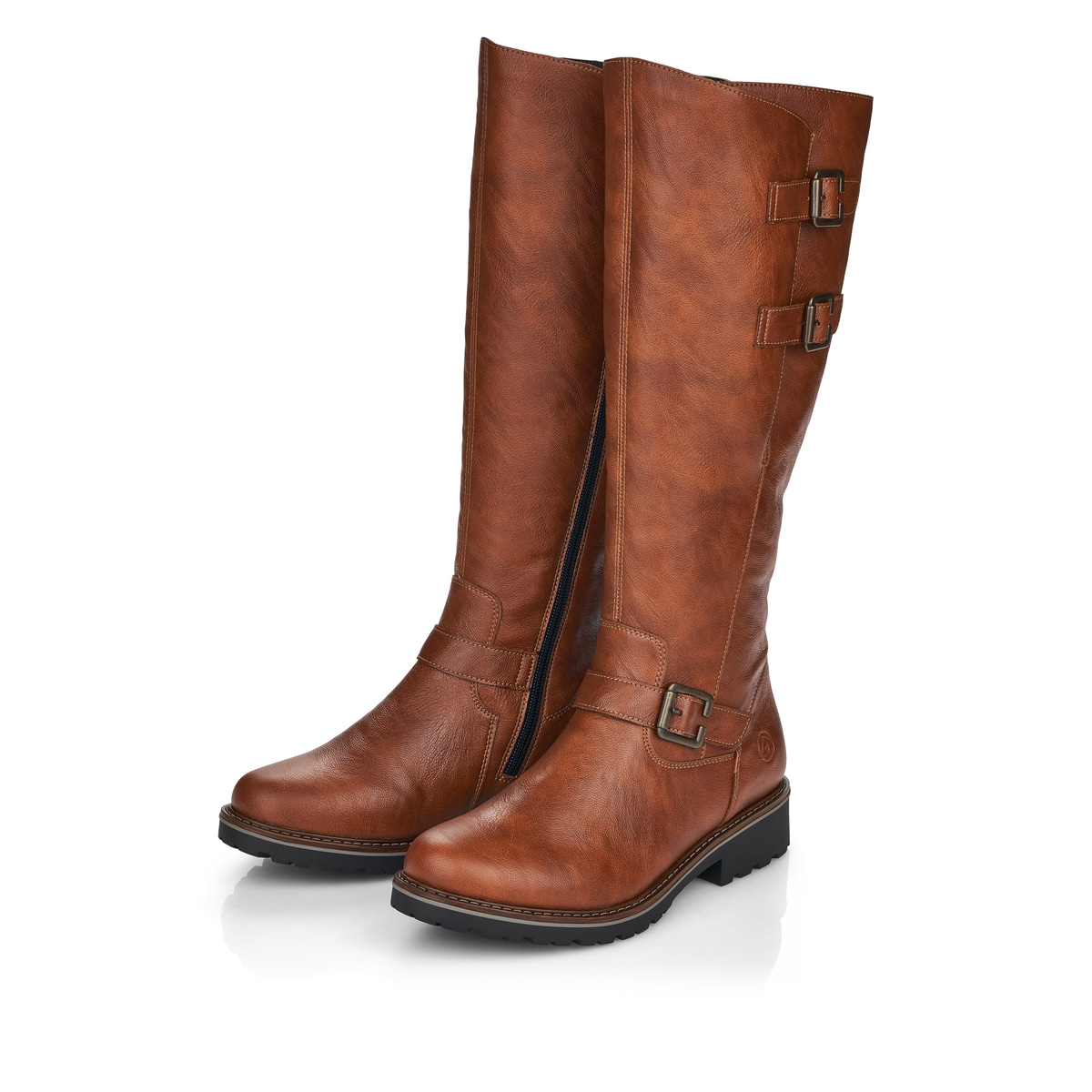 Braune remonte Hochschaftstiefel R6590-22 mit einem Reißverschluss. Schuhpaar seitlich schräg.