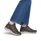 Dunkelbraune remonte Damen Sneaker R6777-25 mit wasserabweisender TEX-Membran. Schuh am Fuß.