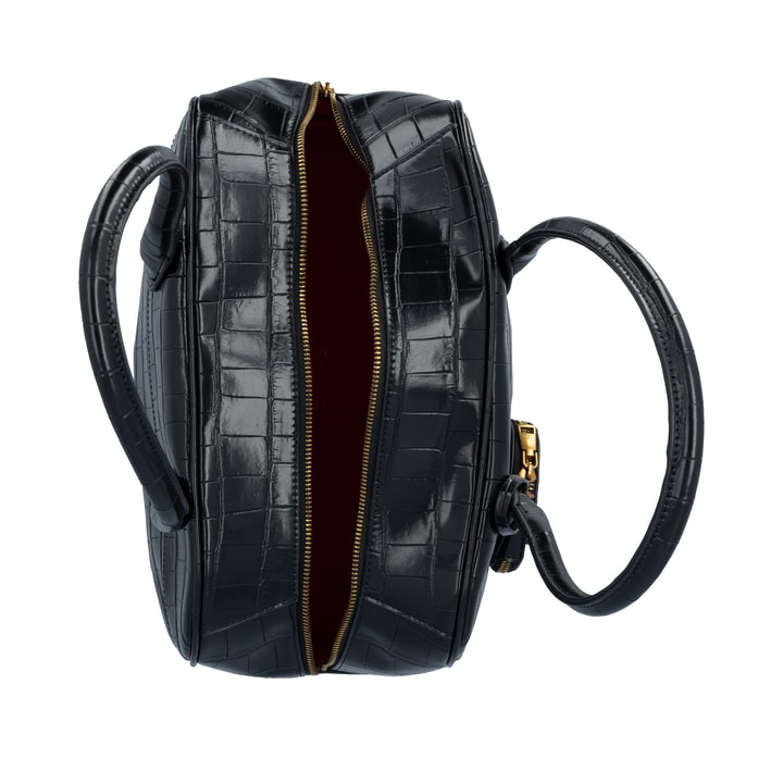 remonte Handtasche Q0737-00 in Schwarz mit Reißverschluss, kleiner Tasche als Anhänger und Schlangenoptik. Geöffnet.