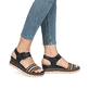Schwarze remonte Keilsandaletten D2L55-03 mit einem Klettverschluss. Schuh am Fuß.