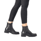 Schwarze remonte Damen Schnürstiefel D8671-01 mit einem Reißverschluss. Schuh am Fuß.
