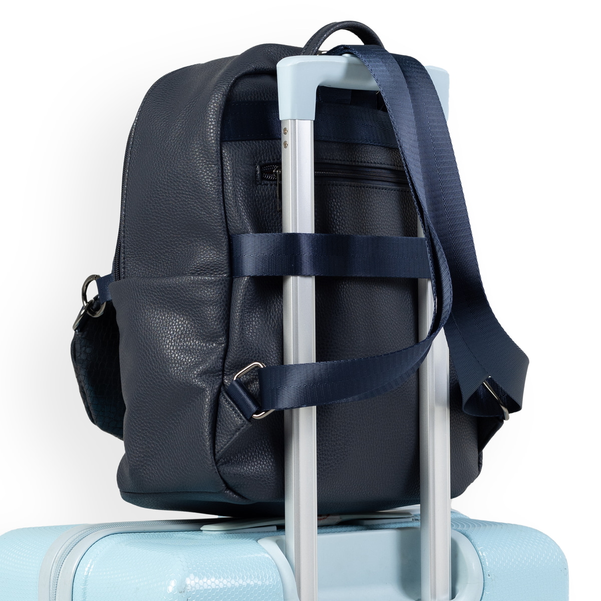Sac à dos remonte Q0533-14 en bleu avec une poignée pour l'attacher à la poignée de valise et un sac banane amovible. Porté.