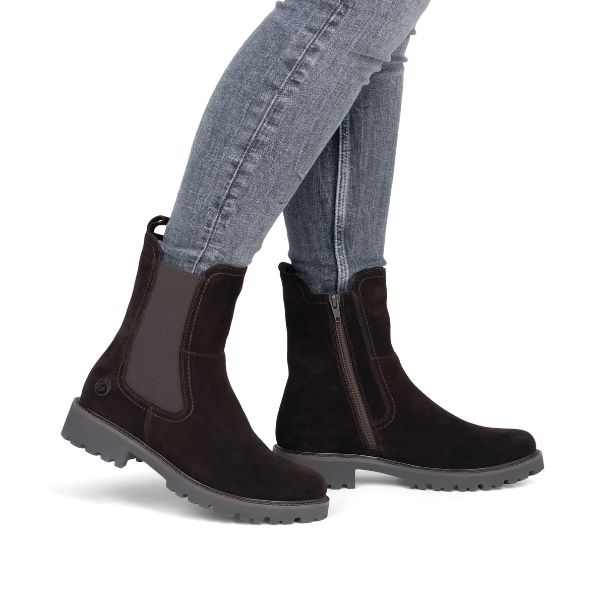 Dunkelbraune remonte Chelsea Boots D8694-26 mit einem Reißverschluss. Schuh am Fuß.