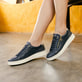 Blaue remonte Damen Sneaker Low D2E00-14 mit Reißverschluss sowie Komfortweite G. Schuh am Model.