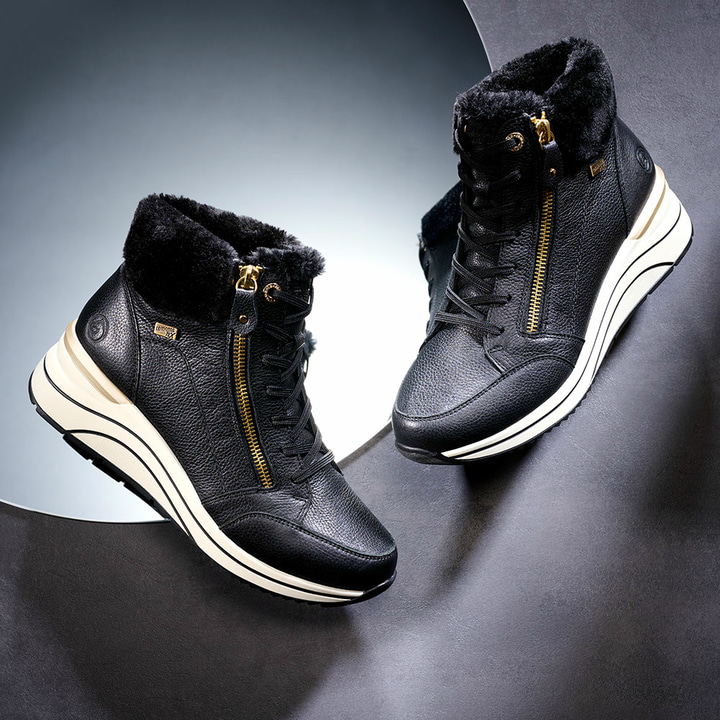 Schwarze remonte Damen Schnürstiefel D0T77-02 mit wasserabweisender TEX-Membran. Schuhe mit schwarzem Hintergrund.