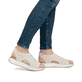 Beige remonte Riemchensandalen D1J55-60 mit Gummizug sowie weicher Einlegesohle. Schuh am Fuß.