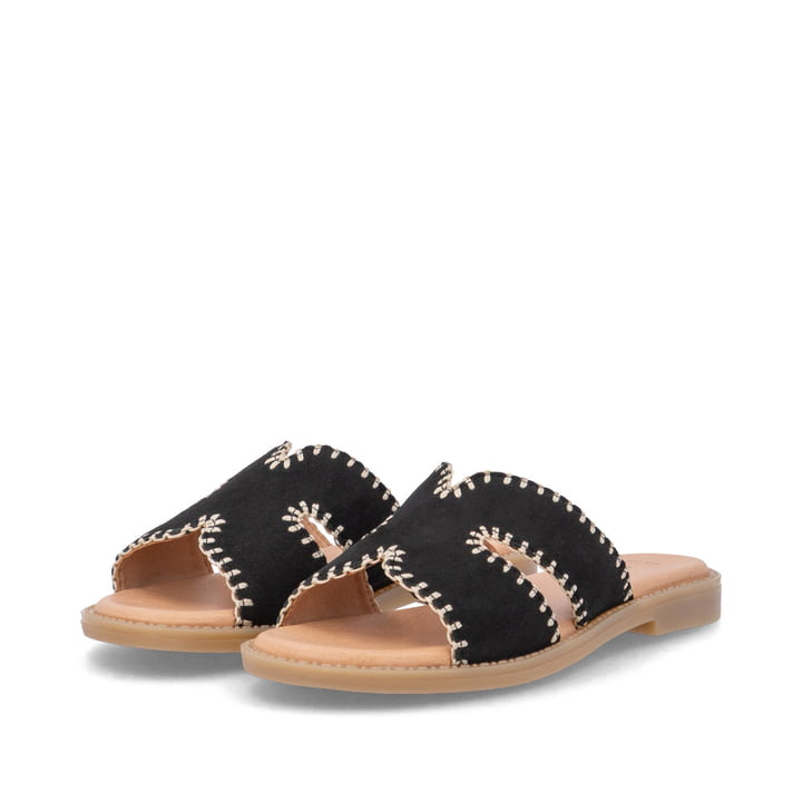 Schwarze remonte Damen Pantoletten D3645-02 mit handgestickten Nähten. Schuhpaar seitlich schräg.