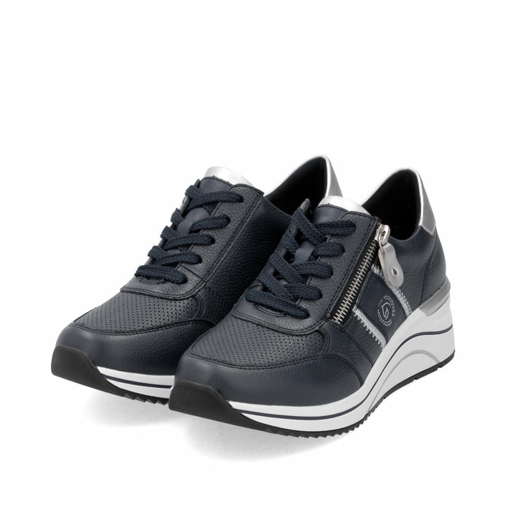 Blaue remonte Damen Sneaker Low D0T04-14 mit Reißverschluss sowie Extraweite H. Schuhpaar seitlich schräg.