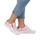 Weiße remonte Damen Schnürschuhe R3403-81 mit einem Reißverschluss. Schuh am Fuß.