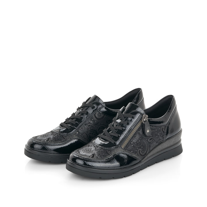 Schwarze remonte Damen Sneaker R0701-03 mit Reißverschluss sowie Komfortweite G. Schuhpaar seitlich schräg.