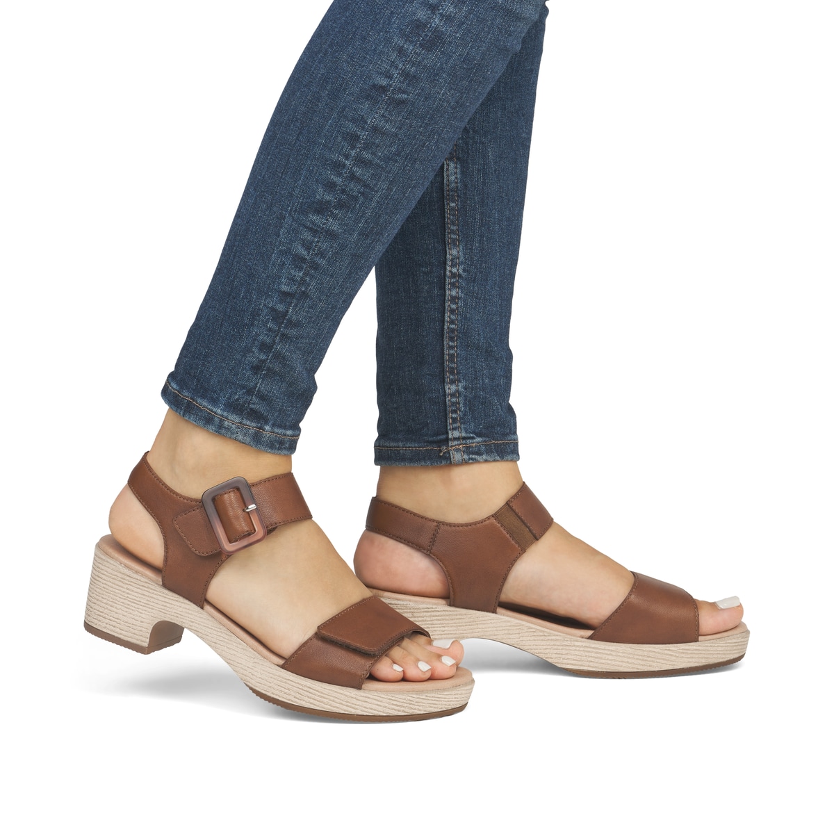 Braune remonte Riemchensandaletten D0N52-25 mit einem Klettverschluss. Schuh am Fuß.