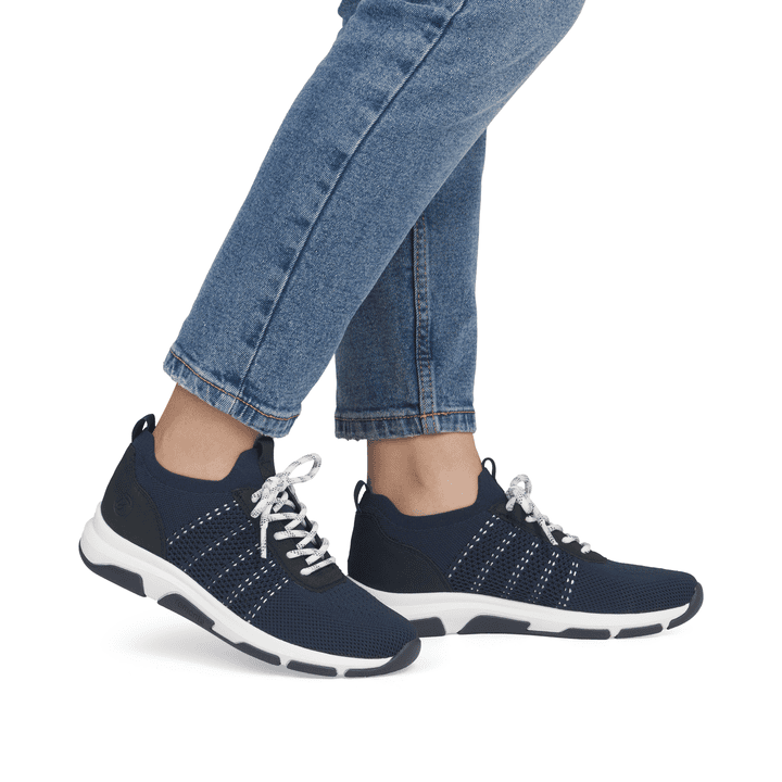 Blaue remonte Damen Slipper D1S05-14 mit einem Gummizug sowie der Komfortweite G. Schuh am Fuß.