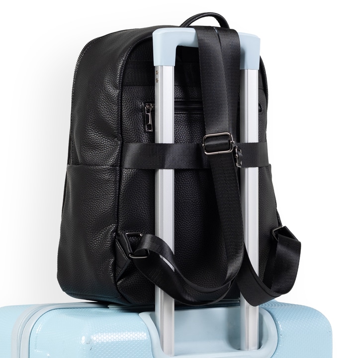 Sac à dos remonte Q0535-02 en noir avec un compartiment principal spacieux, une poche arrière anti-vol et une fermeture éclair. Porté.