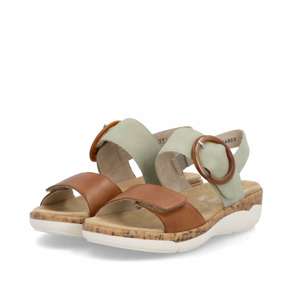Braungrüne remonte Riemchensandalen R6853-24 mit trendiger Schnalle. Schuhpaar seitlich schräg.