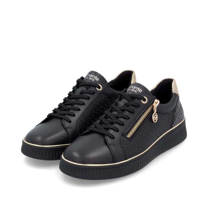 Schwarze remonte Damen Sneaker D2E00-03 mit goldenen Details. Schuhpaar seitlich schräg.