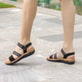 Schwarze remonte Riemchensandalen R6861-02 mit einem Klettverschluss. Schuh am Model.